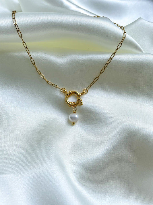 Minimalist freshwater pearl necklace