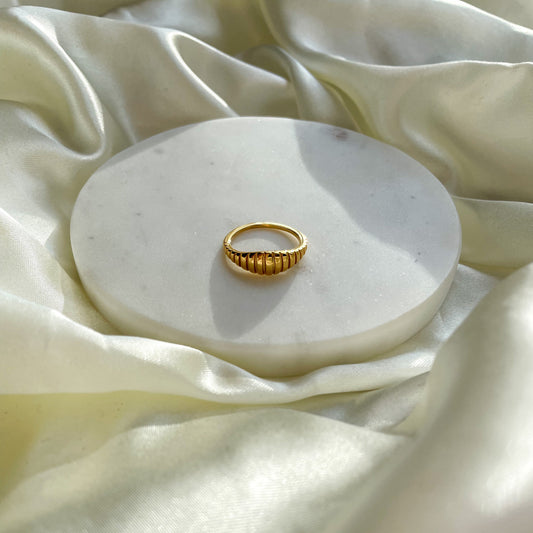 14kt gold thin crossaint ring