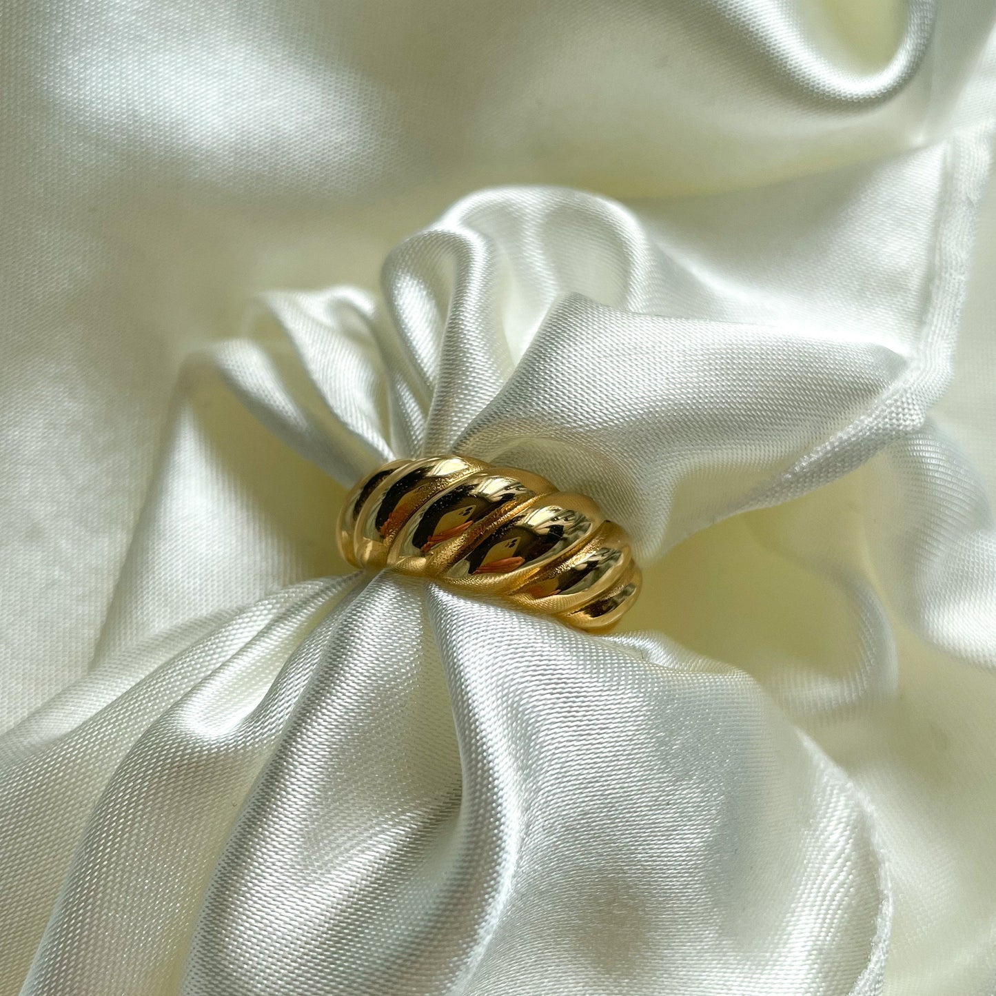 14kt gold crossaint ring