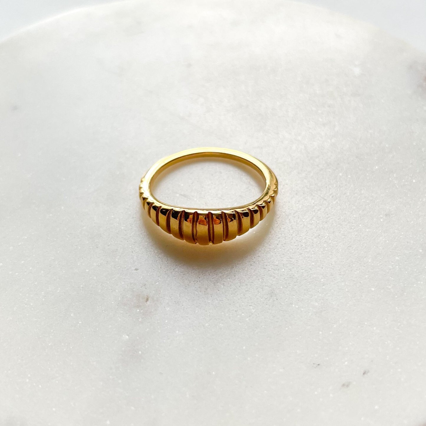 14kt goldener dünner Crossaint Ring